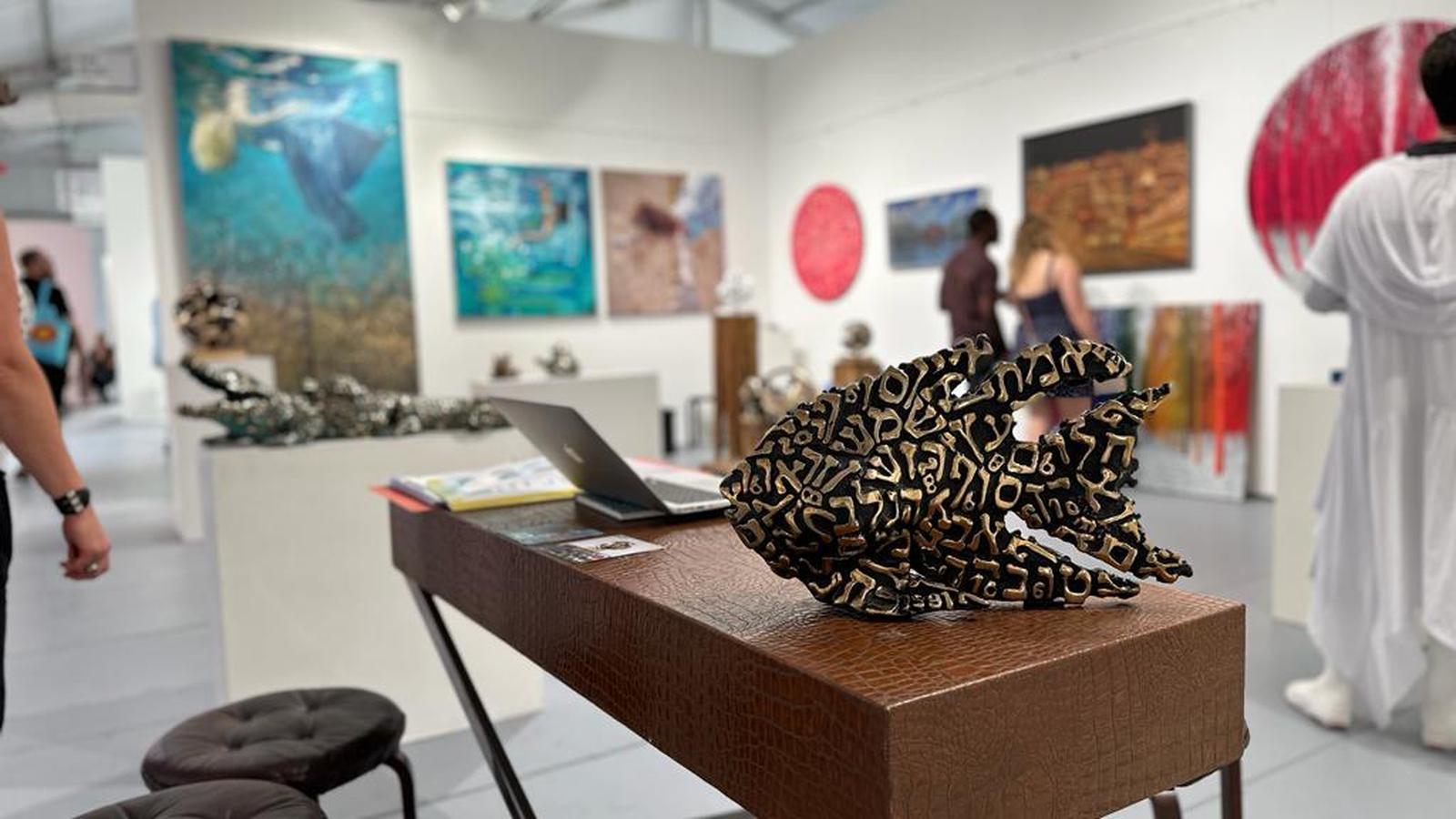 Art Basel Miami 2023: Artisti emergenti e affermati si uniscono per creare un'esperienza indimenticabile.